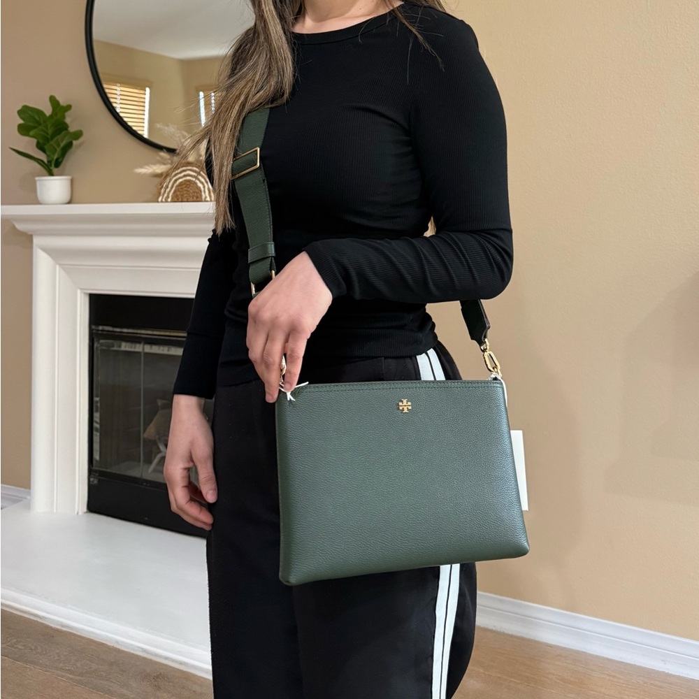 New, authentic Tory Burch blake swing crossbody bag in green - Picture 11 of 14